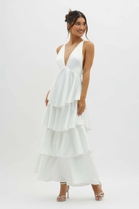 Dettaglio di un abito a balze bianco con scollo a V profondo e design setoso