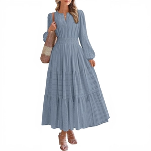 Robe maxi bleu poudré à col en V, manches longues et taille élastique à volants