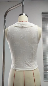 Vue arrière du débardeur en dentelle blanche avec crochet floral et détail de col à volants