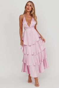 Dettaglio degli strati di questo abito lungo in raso rosa con scollo a V profondo