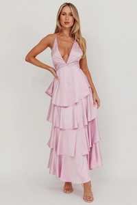 Dettaglio di un abito lungo in raso rosa pallido con balze a strati e scollo a V profondo