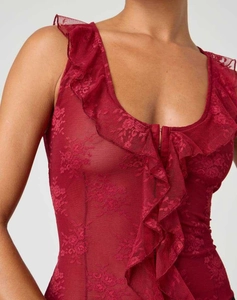 Détail du haut en dentelle rouge avec volants, décolleté en U profond et crochets en métal