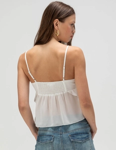 Dettaglio del camisole bianco con schiena a punto smock ed eleganti spalline sottili