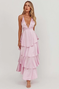 Dettaglio di un abito lungo a balze in raso rosa chiaro con scollo a V e spalline sottili