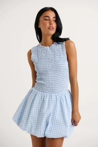 Détail de la robe à carreaux bleus avec buste élastique smocké et encolure à volants