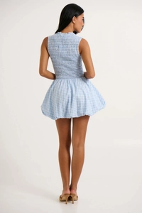 Détail de la robe à carreaux bleus avec bustier smocké élastique et ourlet style bulle chic