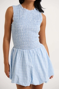 Vue détaillée d'une robe vichy bleue avec smocks élastiques et col rond sans manches