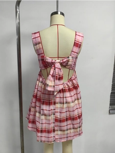 Detailansicht des rückenfreien Kleides mit großer rosa Karo-Schleife und A-Linien-Saum