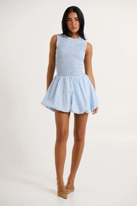 Détail du corsage smocké à carreaux bleus et de l'ourlet bulle de la mini robe