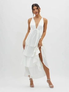Elegante abito lungo in raso bianco con scollo a V profondo, balze e spacco laterale alla moda