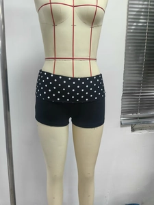 Détail du short de yoga taille haute avec ceinture à pois rétro sur un mannequin
