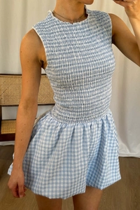 Détail du bustier froncé sur robe vichy bleu clair avec taille élastique et ourlet à volants