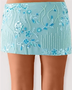 Detailansicht der hellblauen Pailletten-Blumenstickerei auf dem Y2K Bodycon-Minirock