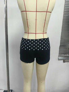 Détail de la taille à pois contrastés sur ce short de sport noir pour femme sexy