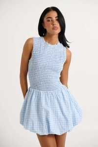 Détail du corsage froncé et du motif vichy bleu sur une robe d'été pour femmes