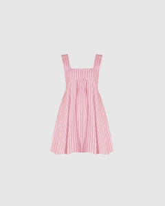 Details des eckigen Ausschnitts und der Falten an einem rosa gestreiften ärmellosen Kleid