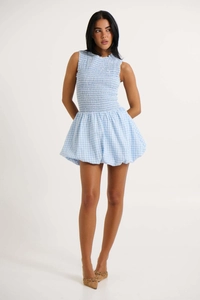 Détail de la robe vichy bleue avec bustier smocké élastique et ourlet bulle