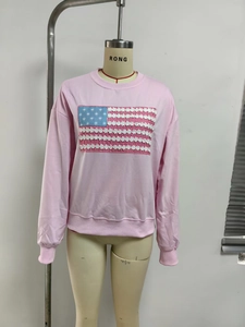 Détail du motif drapeau USA avec dentelle florale et tournesols sur le sweat rose