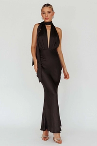 Dettaglio dell'elegante abito da sera in raso nero con scollo a V e sciarpa coordinata