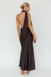 Dettaglio dell'elegante abito in raso nero con scollatura all'americana e lacci lunghi sul retro