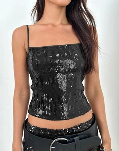 Détails de paillettes noires scintillantes et fines bretelles du top de fête été
