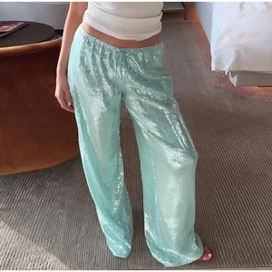 Détail du pantalon large à paillettes vert menthe avec taille élastique à cordon réglable