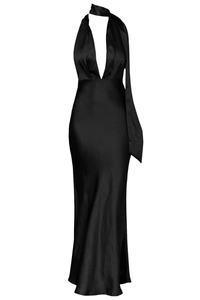 Dettaglio dell'elegante abito da sera in raso nero con scollo a V e lucentezza della seta