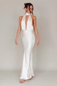 Dettaglio dell'elegante abito in raso bianco con scollo all'americana e profondo scollo a V