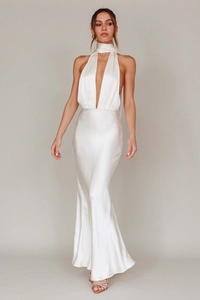 Dettaglio elegante abito in raso bianco con scollo a V profondo e dettaglio choker