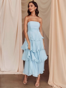 Abito a fascia celeste a balze in tessuto fluente per eleganti feste estive e party