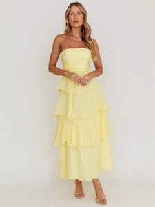 Elegante abito lungo a fascia giallo pallido con balze a strati e texture a pieghe estiva