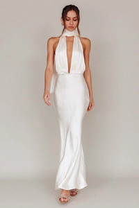 Dettaglio dell'elegante abito lungo in raso bianco con scollo all'americana e nastri