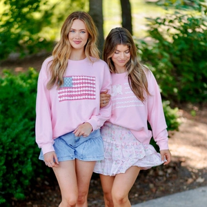 Détail de sweats roses à col rond avec patchwork de drapeau américain sur coton