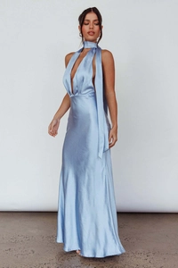 Dettaglio del vestito lungo in raso azzurro con scollo a V profondo e nastri a girocollo