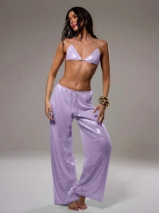 Détail d'un ensemble deux pièces à paillettes violettes avec pantalon large fluide