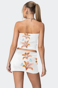 Rückansicht des schmal geschnittenen Sets aus Tube Top und Minirock mit Lilien-Print
