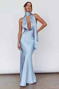 Dettaglio dell'abito in raso azzurro con profondo scollo a V ed elegante scollo all'americana