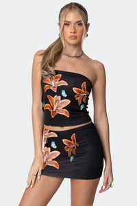 Detailaufnahme von figurbetontem Set aus schulterfreiem Top und Rock mit Blumen