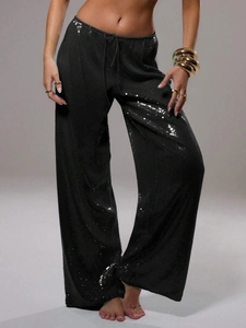 Gros plan du pantalon noir à paillettes avec jambe large et cordon de serrage à la taille