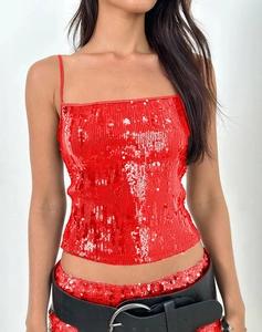 Détail rapproché des paillettes rouges brillantes sur un caraco court ajusté pour femme