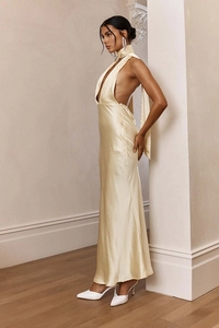 Dettaglio dell'elegante design senza schiena con allacciatura al collo su abito in raso