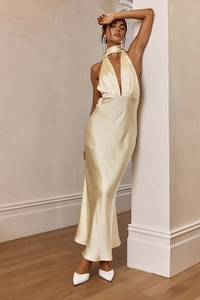 Dettaglio dell'elegante abito in seta champagne con profondo scollo a V e schiena scoperta
