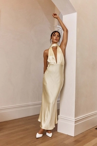 Dettaglio dell'elegante abito all'americana in raso giallo pallido con scollo a V