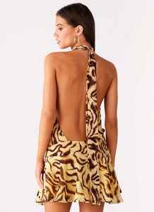 Detail des rückenfreien Neckholder-Designs und Tierprint auf dem figurbetonten Minikleid