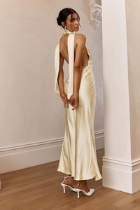 Dettaglio del retro di un abito all'americana in raso champagne con nastri fluenti