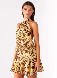 Nahaufnahme von rückenfreiem Neckholder-Minikleid mit gelbem Tigerprint und Faltenstruktur