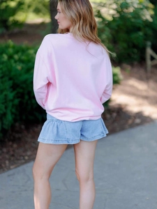 Sweat-shirt rose oversize avec jupe en jean bleu clair à volants pour l'été