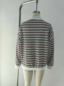 Vista posteriore di una polo a maniche lunghe a righe con colletto bianco e polsini a costine