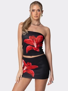 Zweiteiliges Damen-Set mit schwarzem Schlauchoberteil und Minirock mit roten Rosen