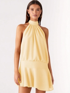 Elegantes hellgelbes Neckholder-Minikleid ohne Ärmel mit Faltendetails und offenem Rücken